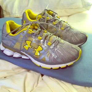 Size 7 Under Armour Running Shoes