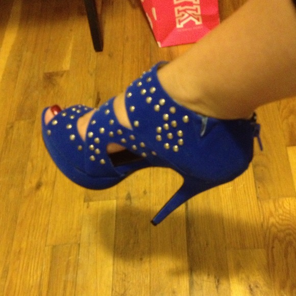 ⛔SOLD⛔Royal blue faux suede heels with studs 💙