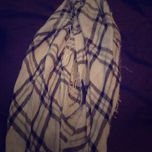 **reduced**Women's scarf black and white