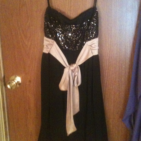 Sexy black dress. - Picture 3 of 4