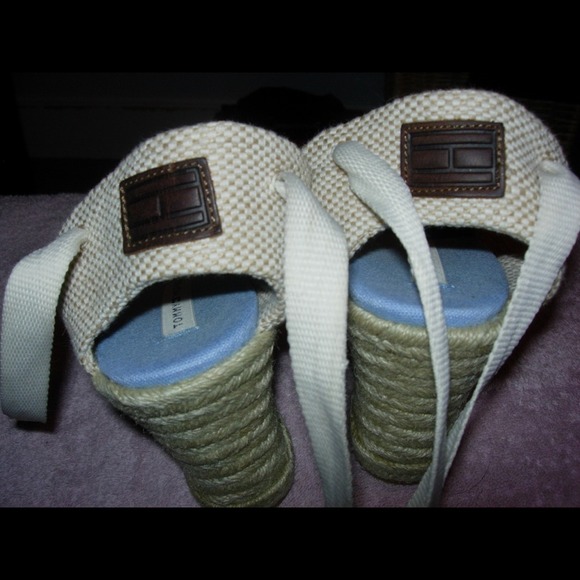 ❤️❤️SOLD❤️❤️ Tommy Hilfiger Wedges Size 8 - Picture 4 of 4