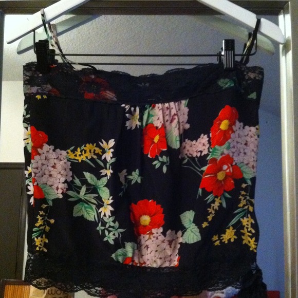 Never worn crop top - Picture 1 of 3