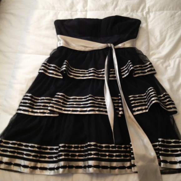 🚫🚫🚫SOLD🚫🚫🚫BCBG strapless tiered dress