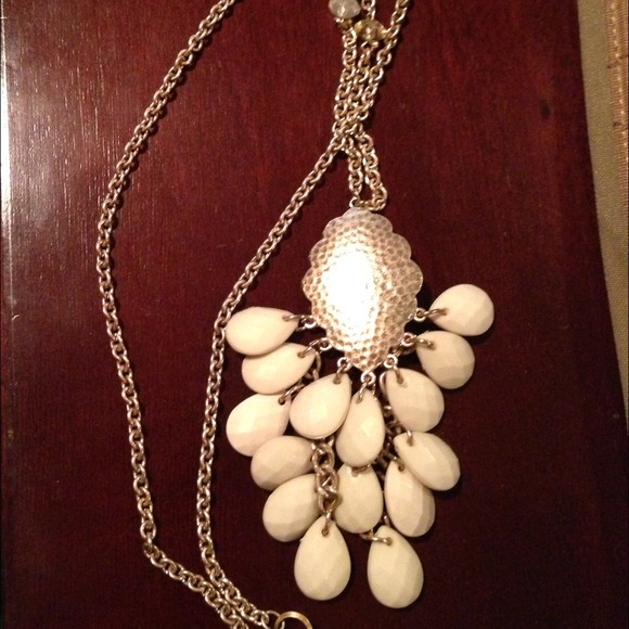 Gorgeous necklace with off white stones