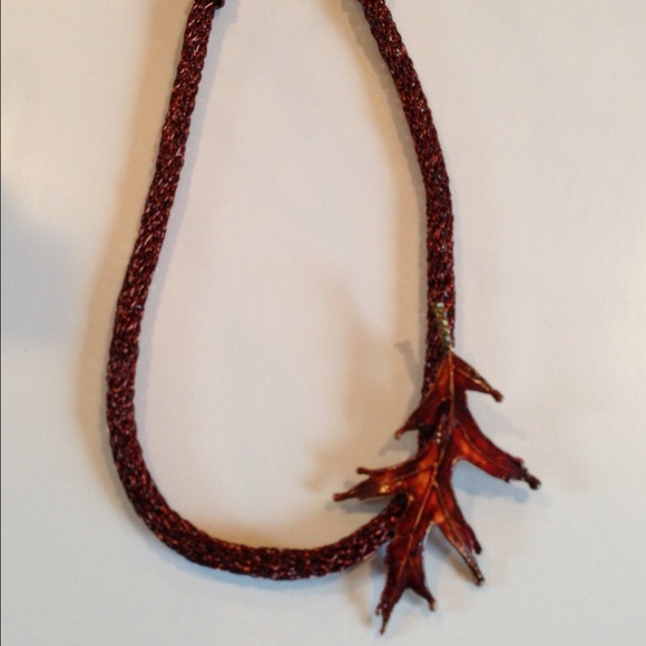 Knitted brown necklace with vintage leaf brooch