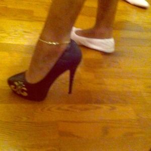 Dereon Pumps!!! B/Gold