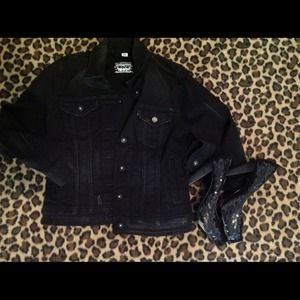 Black Levi's jean jacket