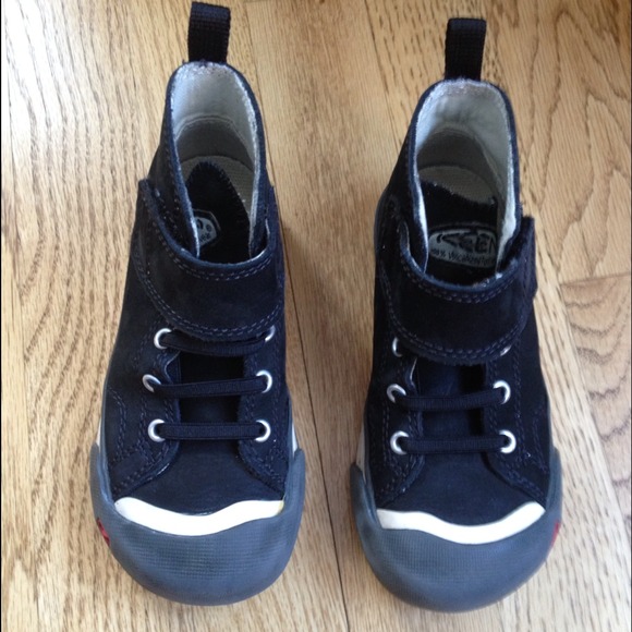 Boys keen high tops size 9