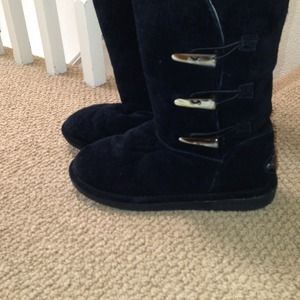 Black bearpaw boots!!! Very warm