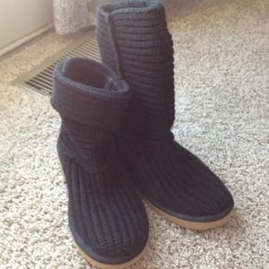 Sold   Sweater uggs size 7 black new condition