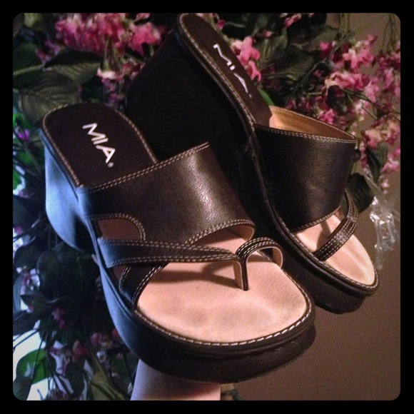 Mia sandals