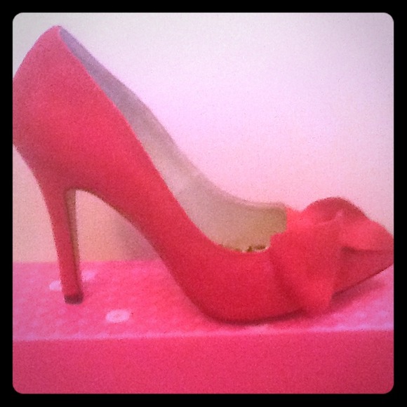 Shoedazzle red fabric pump