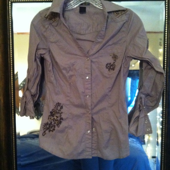 Beautiful button down v neck with great detail - Picture 1 of 4