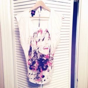 Bebe zipper back tee!