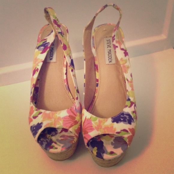Steve Madden Colorful Wedges - Picture 1 of 3