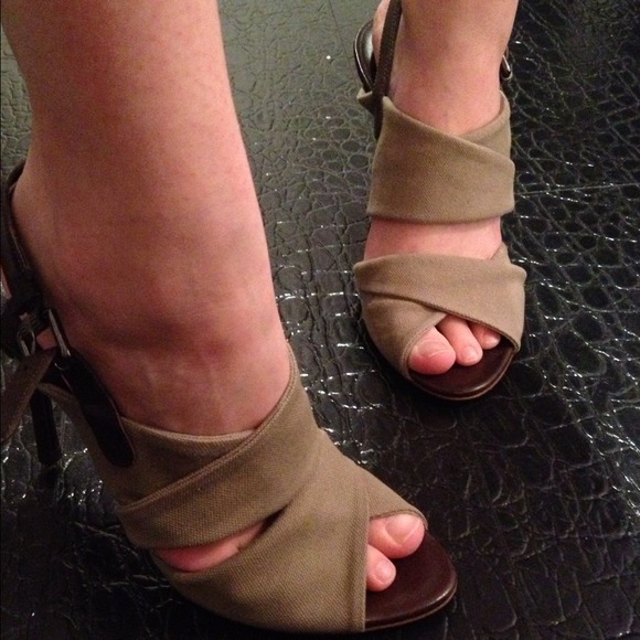 Sale NWT $298 Vera Wang Lavender Sandals - Picture 2 of 3