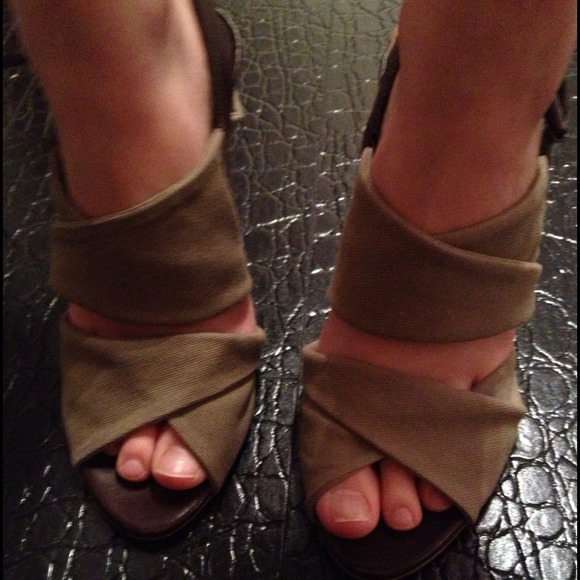 Sale NWT $298 Vera Wang Lavender Sandals - Picture 3 of 3