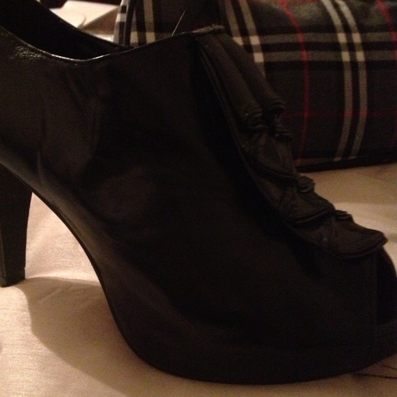 🚫🚫SOLD🚫🚫@rainy14 Madden Girl Booties & Bag - Picture 2 of 3