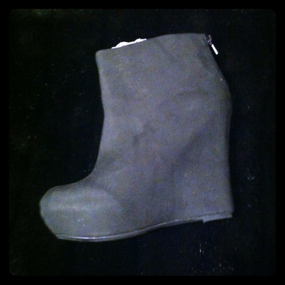 FAH W ANETTE  BLK SHORT BOOT. Brand New