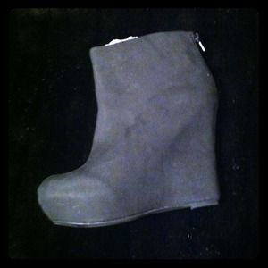 FAH W ANETTE  BLK SHORT BOOT. Brand New