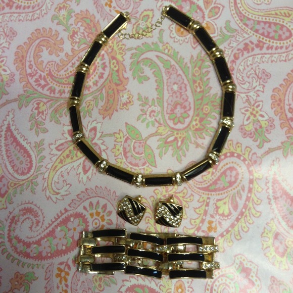 Necklace earring and bracelet (sold in set)