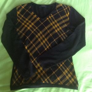 Hold for @habibi Nice V neck Burberry sweater