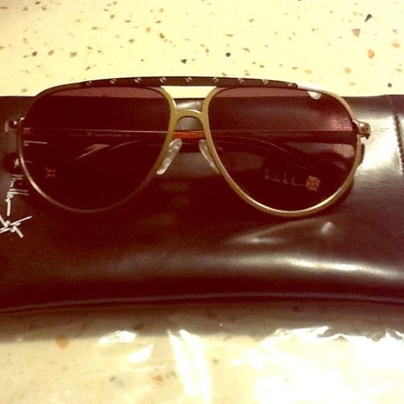 NWT Nicole Miller Aviator Sunglasses