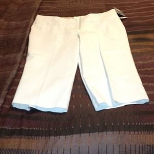 White linen stretch Capri pants.