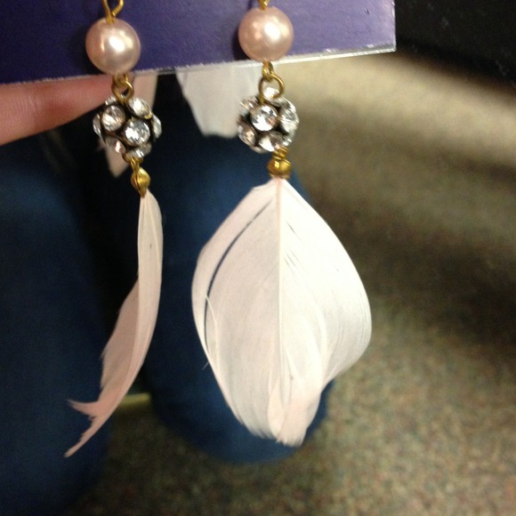 Light pink feather earrings - Picture 2 of 4