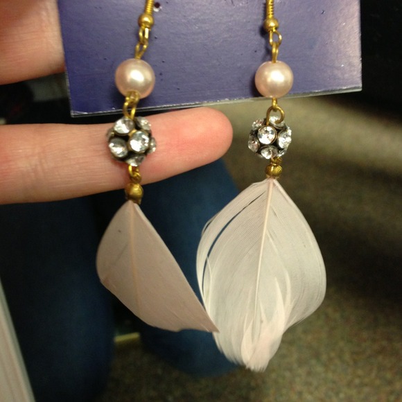 Light pink feather earrings - Picture 3 of 4