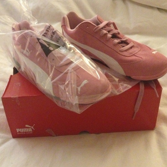 SOLD 😀 Pink pumas sz 6. Never worn - Picture 1 of 3