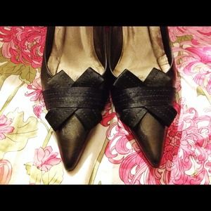 Black leather bow toe heels