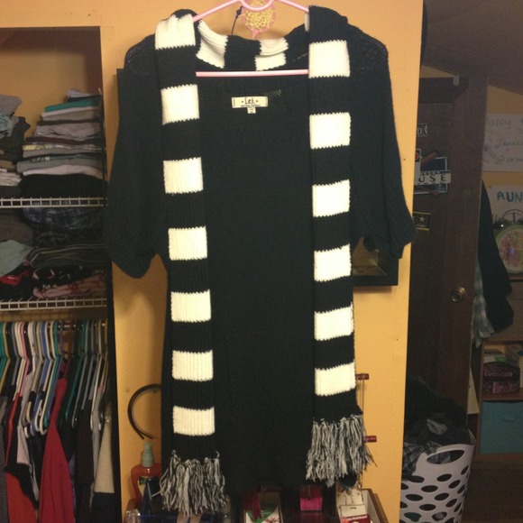 Black long sweater, short sleeve with scarf