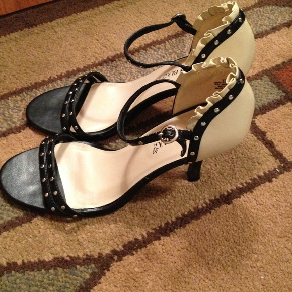 💀Sold 💀Black and ivory open toe heels - Picture 1 of 4