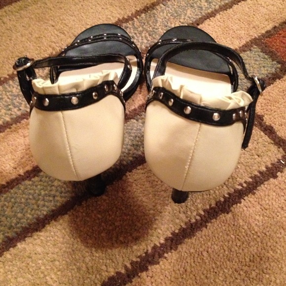 💀Sold 💀Black and ivory open toe heels - Picture 2 of 4