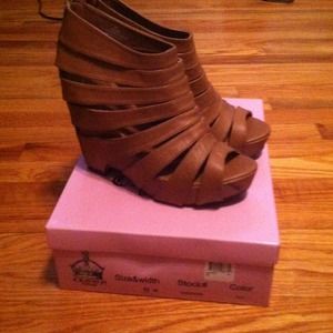 RESERVED FOR @isonmommy NIB Crown Vinatage Wedges