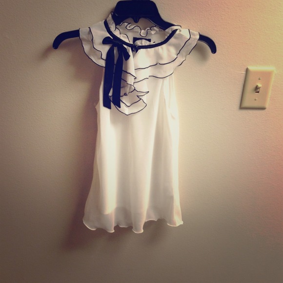Adorable sleeveless white & black dressy blouse - Picture 1 of 3