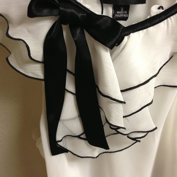 Adorable sleeveless white & black dressy blouse - Picture 3 of 3