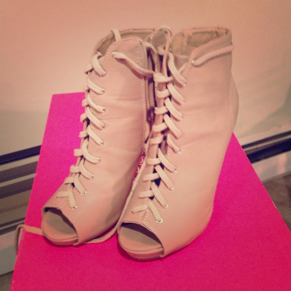 💰SOLD💰Tan Lace-up Booties