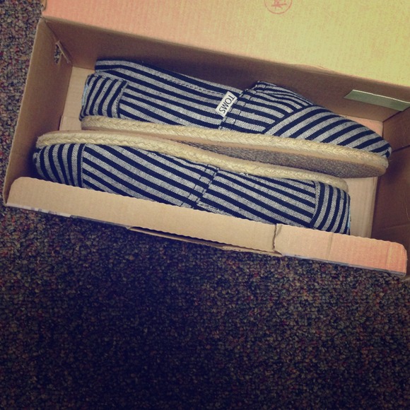 Grey and black pinstripe toms - Picture 1 of 4