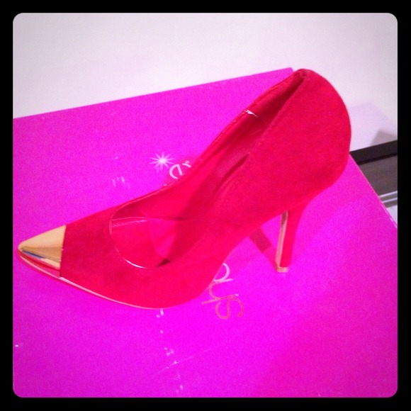 💰SOLD💰Hot Red Pumps with Gold Toes