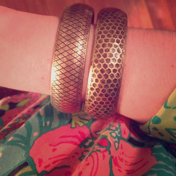 ✅SOLD IN BUNDLE Set of bronze metal bangles