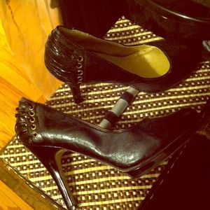 Madden girl black w patent leather lace heal 11