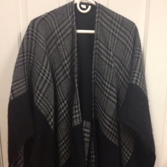 Black/white/gray Houndstooth cape