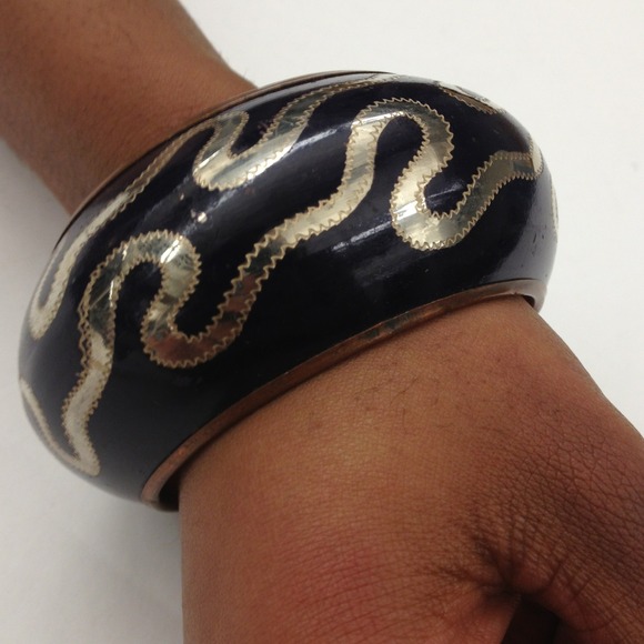 🚫$$BUNDLED$$🚫 Vintage Metal Bangle - Navy - Picture 2 of 3