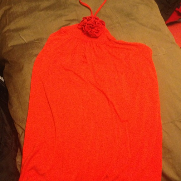 ADORABLE, POPPY ORANGE TOP WITH ROSE DETAIL! - Picture 1 of 3