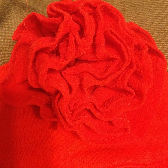 ADORABLE, POPPY ORANGE TOP WITH ROSE DETAIL! - Picture 2 of 3