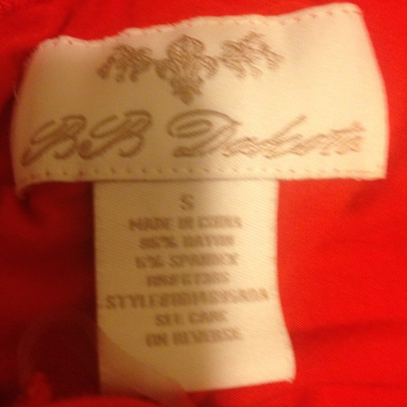 ADORABLE, POPPY ORANGE TOP WITH ROSE DETAIL! - Picture 3 of 3