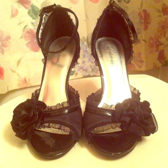 ❌SOLD❌Ruffle Rose Heels!