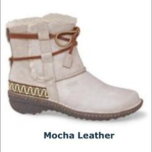 UGG Cove Mocha short boot Size 6